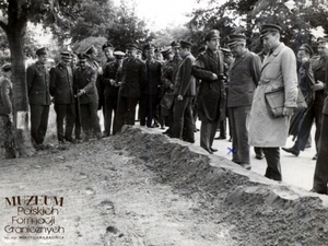 1. Tytuł tematu: szkolenie prokuratorów Wojska Polskiego
2. Opis obrazu:  pokaz „odczytywania” śladów na pasie granicznym
3. Data wydarzenia: 1965 r.
4. Osoby widoczne: : płk Roman Wasilkowski, dowódca Pomorskiej Brygady WOP (czwarty od lewej), gen. bryg. Marian Ryba – Naczelny Prokurator Wojska Polskiego, zastępca Prokuratora generalnego PRL (trzeci od lewej)
5. Hasła przedmiotowe: Wojska Ochrony Pogranicza, szkolenie
6. Opis techniczny: oryginał, czarnobiałe
7. Autor: brak danych
8. Miejsce przechowywania/właściciel: Zbigniew Nowicki