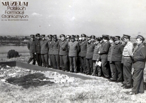 1. Tytuł tematu: szkolenie prokuratorów Wojska Polskiego
2. Opis obrazu: stół plastyczny z makietą terenu w miejscu, w którym znajdował się punkt dowodzenia II Armii Wojska Polskiego w Gozdowicach
3. Data wydarzenia: 1965 r. 
4. Osoby widoczne: gen. bryg. Marian Ryba – Naczelny Prokurator Wojska Polskiego, zastępca Prokuratora Generalnego PRL (siódmy z prawej ), płk Roman Wasilkowski dowódca Pomorskiej Brygady WOP (szósty z prawej)
5. Hasła przedmiotowe: Wojska Ochrony Pogranicza, szkolenie
6. Opis techniczny: oryginał, czarnobiałe
7. Autor: brak danych
8. Miejsce przechowywania/właściciel: Zbigniew Nowicki