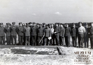 1. Tytuł tematu: szkolenie prokuratorów Wojska Polskiego
2. Opis obrazu:  pokaz na mapie plastycznej planu forsowania Odry w 1945 r.
3. Data wydarzenia: 1965 r.
4. Osoby widoczne: płk Roman Wasilkowski, dowódca Pomorskiej Brygady WOP (ze wskaźnikiem w dłoni), gen. bryg. Marian Ryba – Naczelny Prokurator Wojska Polskiego, zastępca Prokuratora Generalnego PRL (po lewej stronie prowadzącego pokaz),  ppłk Władysław Nowicki (szósty z prawej)
5. Hasła przedmiotowe: Wojska Ochrony Pogranicza, szkolenie
6. Opis techniczny: oryginał, czarnobiałe
7. Autor: brak danych 
8. Miejsce przechowywania/właściciel: Zbigniew Nowicki