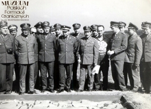 1. Tytuł tematu: szkolenie prokuratorów Wojska Polskiego
2. Opis obrazu:  stół plastyczny z makietą terenu w miejscu, w którym znajdował się punkt dowodzenia II Armii Wojska Polskiego w Gozdowicach
3. Data wydarzenia: 1965 r. 
4. Osoby widoczne: gen. bryg. Marian Ryba – Naczelny Prokurator Wojska Polskiego, zastępca Prokuratora Generalnego PRL (dziewiąty z prawej ), płk Roman Wasilkowski dowódca Pomorskiej Brygady WOP (ze wskaźnikiem w dłoni)
5. Hasła przedmiotowe: Wojska Ochrony Pogranicza, szkolenie
6. Opis techniczny: oryginał, czarnobiałe
7. Autor: brak danych
8. Miejsce przechowywania/właściciel: Zbigniew Nowicki