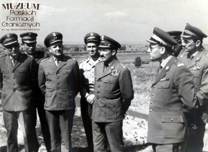 1. Tytuł tematu: szkolenie prokuratorów Wojska Polskiego
2. Opis obrazu:  stół plastyczny z makietą terenu w miejscu, w którym znajdował się punkt dowodzenia II Armii Wojska Polskiego w Gozdowicach
3. Data wydarzenia: 1965 r. 
4. Osoby widoczne: gen. bryg. Marian Ryba – Naczelny Prokurator Wojska Polskiego, zastępca Prokuratora Generalnego PRL (trzeci z prawej ), płk Roman Wasilkowski, dowódca Pomorskiej Brygady WOP (czwarty z prawej), ppłk Władysław Nowicki (trzeci z lewej)
5. Hasła przedmiotowe: Wojska Ochrony Pogranicza, szkolenie
6. Opis techniczny: oryginał, czarnobiałe
7. Autor: brak danych
8. Miejsce przechowywania/właściciel: Zbigniew Nowicki