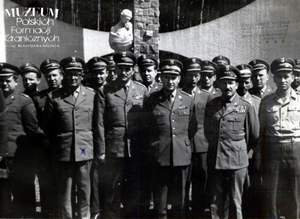 1. Tytuł tematu: szkolenie prokuratorów Wojska Polskiego
2. Opis obrazu:  zdjęcie grupowe na cmentarzu wojskowym w Siekierkach
3. Data wydarzenia: 1965 r.
4. Osoby widoczne: gen. bryg. Marian Ryba – Naczelny Prokurator Wojskowy, zastępca Prokuratora Generalnego PRL, płk Tadeusz Kolwiński (czwarty z lewej), płk Roman Wasilkowski – dowódca Pomorskiej Brygady Wojsk Ochrony Pogranicza (piąty z prawej)
5. Hasła przedmiotowe: Wojska Ochrony Pogranicza, szkolenie
6. Opis techniczny: oryginał, czarnobiałe
7. Autor: brak danych
8. Miejsce przechowywania/właściciel: Zbigniew Nowicki