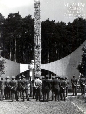 1. Tytuł tematu: szkolenie prokuratorów Wojska Polskiego
2. Opis obrazu: oficer Pomorskiej Brygady Wojsk Ochrony Pogranicza, objaśniający sposób zabezpieczenia portu szczecińskiego 
3. Data wydarzenia: 1965 r. 
4. Osoby widoczne: gen. bryg. Marian Ryba – Naczelny Prokurator Wojska Polskiego, zastępca Prokuratora Generalnego PRL (drugi z lewej), mjr Mieczysław Skowron (szósty z lewej)
5. Hasła przedmiotowe: Wojska Ochrony Pogranicza, szkolenie
6. Opis techniczny: oryginał, czarnobiałe
7. Autor: brak danych
8. Miejsce przechowywania/właściciel: Zbigniew Nowicki