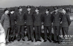 1. Tytuł tematu: szkolenie prokuratorów Wojska Polskiego
2. Opis obrazu: prokuratorzy wojskowi podczas szkolenia w rejonie Gozdowic nad Odrą w asyście oficera Wojsk Ochrony Pogranicza
3. Data wydarzenia: 1965 r.
4. Osoby widoczne: ppłk Władysław Nowicki (pierwszy z lewej)
5. Hasła przedmiotowe: Wojska Ochrony Pogranicza, szkolenie 
6. Opis techniczny: 13,5 x 8,5 cm, oryginał, czarnobiałe
7. Autor: brak danych
8. Miejsce przechowywania/właściciel: Archiwum Straży Granicznej w Szczecinie