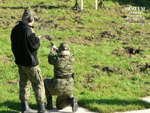 1. Tytuł tematu: szkolenie strzeleckie
2. Opis obrazu: funkcjonariusze Pomorskiego Oddziału Straży Granicznej  podczas szkolenia strzeleckiego na strzelnicy Krzekowo w Szczecinie
3. Data wydarzenia: 2007 r.
4. Osoby widoczne: brak danych
5. Hasła przedmiotowe: Straż Graniczna, szkolenie 
6. Opis techniczny: 15 × 10 cm, oryginał, kolorowe
7. Autor: brak danych
8. Miejsce przechowywania/właściciel: Placówka Straży Granicznej w Szczecinie