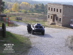 1. Tytuł tematu: pluton specjalny Straży Granicznej
2. Opis obrazu: funkcjonariusze Pomorskiego Oddziału Straży Granicznej  w Centralnym Ośrodku Zurbanizowanym na poligonie w Wędrzynie 
3. Data wydarzenia: 2005 r.
4. Osoby widoczne: brak danych
5. Hasła przedmiotowe: Straż Graniczna, szkolenie
6. Opis techniczny: 15 × 10 cm, oryginał, kolorowe
7. Autor: brak danych
8. Miejsce przechowywania/właściciel: Placówka Straży Granicznej w Szczecinie