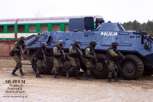 1. Tytuł tematu: pluton specjalny Straży Granicznej
2. Opis obrazu: funkcjonariusze Pomorskiego Oddziału Straży Granicznej  w Centralnym Ośrodku Zurbanizowanym na poligonie w Wędrzynie 
3. Data wydarzenia: 2005 r.
4. Osoby widoczne: brak danych
5. Hasła przedmiotowe: Straż Graniczna, szkolenie
6. Opis techniczny: 15 × 10 cm, oryginał, kolorowe
7. Autor: brak danych
8. Miejsce przechowywania/właściciel: Placówka Straży Granicznej w Szczecinie