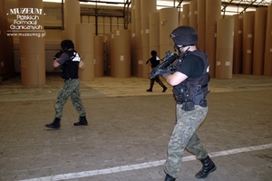 1. Tytuł tematu: pluton specjalny Straży Granicznej
2. Opis obrazu: wspólne ćwiczenia funkcjonariuszy Straży Granicznej i Policji 
3. Data wydarzenia: 2008 r.
4. Osoby widoczne: brak danych
5. Hasła przedmiotowe: Straż Graniczna, szkolenia
6. Opis techniczny: 15 × 10 cm, oryginał, kolorowe
7. Autor: brak danych
8. Miejsce przechowywania/właściciel: Placówka Straży Granicznej w Szczecinie