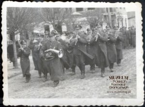 Orkiestra baonu „Kleck” w trakcie przemarszu ulicami Klecka