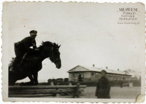 Żołnierz KOP skaczący konno przez przeszkodę
