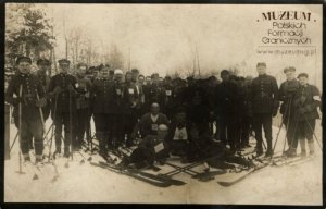 Zdjęcie grupowe strażników po zawodach narciarskich